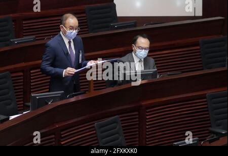 (210527) -- HONG KONG, le 27 mai 2021 (Xinhua) -- Erick Tsang, secrétaire aux affaires constitutionnelles et continentales du gouvernement de la région administrative spéciale de Hong Kong (HKSAR), prend la parole lors d'une conférence du Conseil législatif (LegCo) à Hong Kong, dans le sud de la Chine, le 27 mai 2021. Le Parlement de Hong Kong a adopté jeudi des amendements aux lois électorales, qui ont mis un point d'ensemble à la législation locale visant à améliorer le système électoral du centre financier. Le projet de loi 2021 sur l'amélioration du système électoral (modifications consolidées) a été approuvé en troisième lecture par le Conseil législatif (LegCo) de la Chine (Hong Kong Spec) Banque D'Images