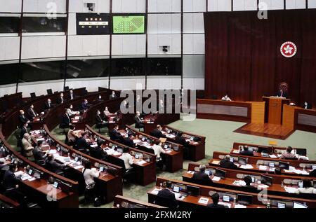 (210527) -- HONG KONG, le 27 mai 2021 (Xinhua) -- les législateurs prennent part à la troisième lecture des amendements aux lois électorales de Hong Kong au Conseil législatif (LegCo), à Hong Kong, dans le sud de la Chine, le 27 mai 2021. Le Parlement de Hong Kong a adopté jeudi des amendements aux lois électorales, qui ont mis un point d'ensemble à la législation locale visant à améliorer le système électoral du centre financier. Le projet de loi 2021 sur l'amélioration du système électoral (amendements consolidés) a été approuvé en troisième lecture par le Conseil législatif (LegCo) de la région administrative spéciale de Hong Kong (HKSAR), après sa première présentation à la Banque D'Images