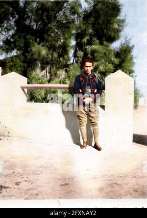 Un soldat français, appartenant au 2e régiment de Zouaves, en robe traditionnelle près d'Oudjda, au Maroc, vers 1937-1939. DIVERS : PHOTOG NOUVELLEMENT colorisé Banque D'Images