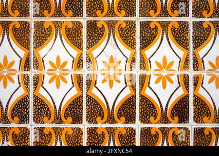 Carreaux d'époque sur la façade d'une maison portugaise typique à Faro, Algarve Banque D'Images