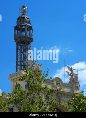 Valence, Espagne, 17 avril 2021 : partie supérieure du bâtiment de poste ou ancien palais de communication, construit en 1922, avec des figures à ailes, remorquage métallique Banque D'Images