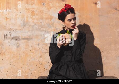 Portrait de la jeune femme à l'image d'un artiste célèbre, personnalité sur fond vintage. Style rétro, comparaison du concept ERAS. Banque D'Images