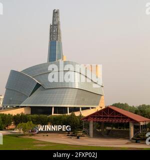 Le Musée canadien des droits de la personne à Winnipeg, au Manitoba, au Canada. Le musée a été conçu par l'architecte Antoine Predock et se dresse à la fourche. Banque D'Images