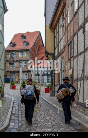 Quedlinburg, Allemagne. 22 mai 2021. Deux charpentiers de compagnons parcourent Quedlinburg. L'ensemble de la vieille ville avec plus de 1,200 maisons à colombages ainsi que le Schlossberg avec le château, la collégiale et le célèbre Trésor de la cathédrale ont été reconnus par l'UNESCO comme un site classé au patrimoine mondial en 1994. Credit: Stephan Schulz/dpa-Zentralbild/ZB/dpa/Alay Live News Banque D'Images