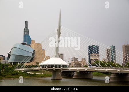 Le pont Provecher traverse la rivière Rouge à Winnipeg, au Canada. Le pont se trouve près du Musée canadien des droits de la personne. Banque D'Images