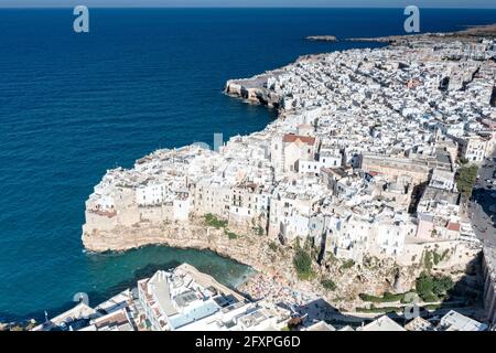 Vue aérienne de la ville maritime Polignano a Mare perchée sur les falaises, province de Bari, Apulia, Italie, Europe Banque D'Images