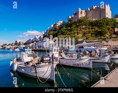 Bateaux à Port et Monastère Saint François, Mahon(Mao), Minorque (Minorque), Iles Baléares, Espagne, Méditerranée, Europe Banque D'Images