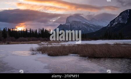 Mont Rundle lever du soleil avec glace de lac, lacs Vermillion, parc national Banff, site du patrimoine mondial de l'UNESCO, Rocheuses canadiennes, Alberta, Canada Banque D'Images