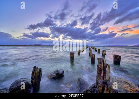 Jetée au lever du soleil, Puerto Natales, parc national de Torres del Paine, province d'Ultima Esperanza, Chili Banque D'Images