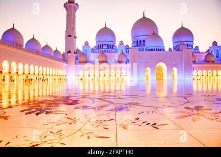 La Grande Mosquée Sheikh Zayed, la plus grande mosquée du pays, à Abu Dhabi, capitale des Émirats arabes Unis, Moyen-Orient Banque D'Images