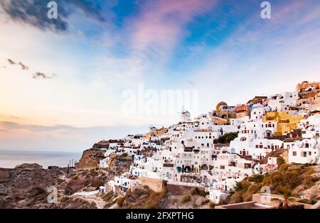 Ville pittoresque d'Oia, Santorin (Thira), Cyclades, Iles grecques, Grèce, Europe Banque D'Images