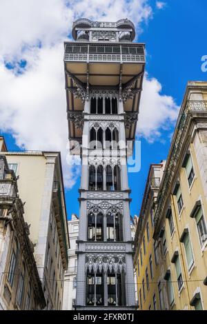 Vue de jour à angle bas de l'ascenseur emblématique de Santa Justa (Elevador de Santa Justa), un ascenseur en fonte 1902, Lisbonne, Portugal, Europe Banque D'Images