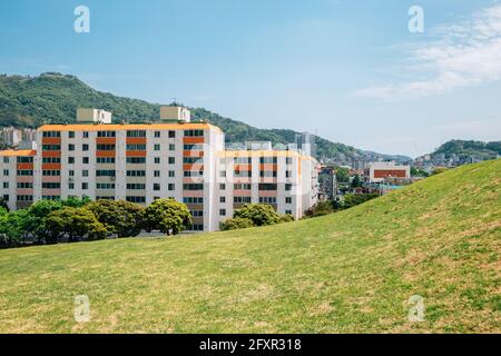 Les tombes anciennes de Daeseong-dong et la vue sur la ville de Gimhae, en Corée Banque D'Images