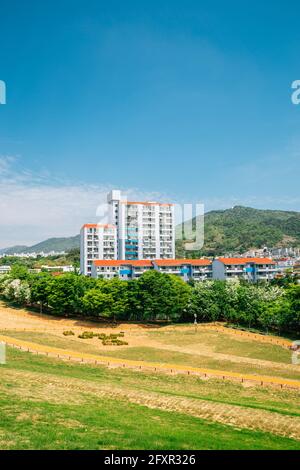 Les tombes anciennes de Daeseong-dong et la vue sur la ville de Gimhae, en Corée Banque D'Images