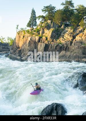 Ian Brown kayaks le côté Maryland de Great Falls de la rivière Potomac, Maryland, États-Unis d'Amérique, Amérique du Nord Banque D'Images