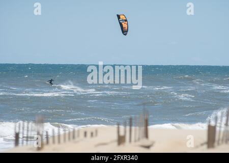 Kiteboarder Ian Brown, dans l'océan Atlantique, déferle de Nags Head, Caroline du Nord, États-Unis d'Amérique, Amérique du Nord Banque D'Images