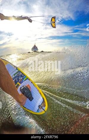 Photographe Skip Brown kiteboards à côté du phare de Thomas point sur Chesapeake Bay près d'Annapolis, Maryland, États-Unis d'Amérique, Amérique du Nord Banque D'Images