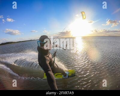 Photographe Skip Brown kiteboards sur l'eau plate sur la baie de Chesapeake à Hampton, Virginie, États-Unis d'Amérique, Amérique du Nord Banque D'Images