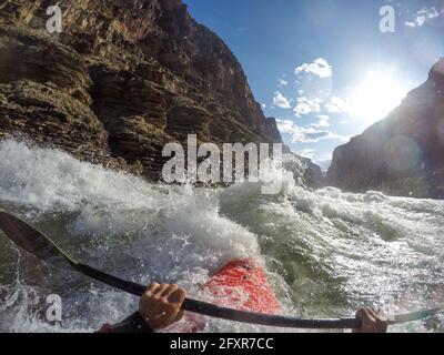 Skip Brown fait du kayak en eau vive à travers les rapides sur le fleuve Colorado à travers le Grand Canyon, Arizona, États-Unis, Amérique du Nord Banque D'Images