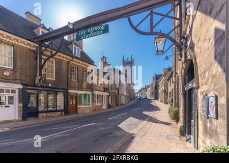 Vue sur High Street et l'église Saint-Martin, Stamford, South Kesteven, Lincolnshire, Angleterre, Royaume-Uni, Europe Banque D'Images