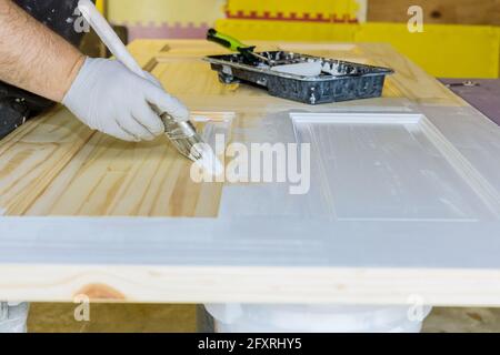 Procédés de fabrication de menuiserie pour la peinture de portes en bois Banque D'Images