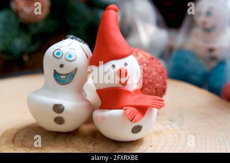 Biscuits de pain d'épice de Noël en forme de bonhommes de neige drôles Banque D'Images