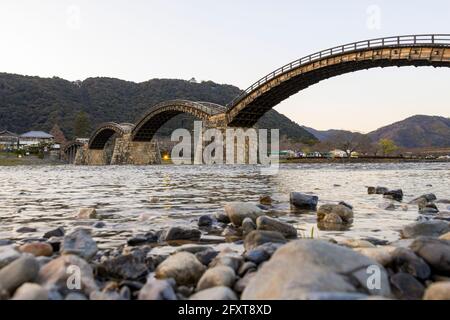 Vue à angle bas du pont Kintaikyo, un ancien pont en bois de Yamaguchi, Japon. De nombreux touristes viennent voir le jour et la nuit du pont. Banque D'Images