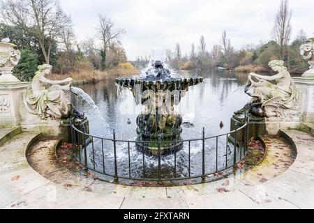 Fontaine et lac aux jardins italiens, Hyde Park, Londres, Angleterre, Royaume-Uni Banque D'Images