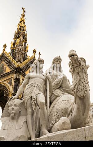 Détail de la sculpture du groupe Africa par William Theed sur l'Albert Memorial, Kensington Gardens, Londres, Angleterre, Royaume-Uni Banque D'Images