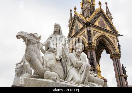 Détail de la sculpture du groupe Africa par William Theed sur l'Albert Memorial, Kensington Gardens, Londres, Angleterre, Royaume-Uni Banque D'Images