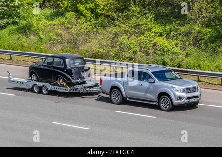 Triumph Mayflower 1952 50, une petite voiture de luxe britannique à quatre places de 1+1⁄4 litres, dont le style de pointe a été remorqué par le Nissan Navara Tekna DCI Auto 2298cc Silver SUV Double Cab Pick Up sur l'autoroute M61, au Royaume-Uni, en 2017 Banque D'Images