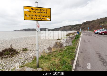 Pas de parking sur le panneau Pebbles au parking, Barry, pays de Galles, Royaume-Uni Banque D'Images