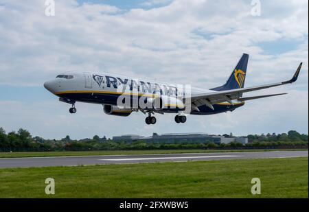 Aéroport de Londres Southend, Essex, Royaume-Uni. 27 mai 2021. Suite à la fermeture de la base d'easyJet à Southend à l'été 2020 et à l'annulation des vols de Ryanair après le dernier service opéré le 8 janvier de cette année, l'aéroport d'Essex a été dépourvu de vols passagers, ce qui a eu un impact financier sérieux. Aujourd'hui, deux Boeing 737 de Ryanair ont débarqué prêts pour la reprise des services après la levée des restrictions de voyage de la COVID 19. Le premier départ est prévu à 06 h 35 à Alicante, en Espagne, le 28 mai. La première des deux est représentée en train d'atterrir Banque D'Images