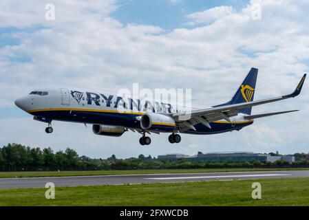 Aéroport de Londres Southend, Essex, Royaume-Uni. 27 mai 2021. Suite à la fermeture de la base d'easyJet à Southend à l'été 2020 et à l'annulation des vols de Ryanair après le dernier service opéré le 8 janvier de cette année, l'aéroport d'Essex a été dépourvu de vols passagers, ce qui a eu un impact financier sérieux. Aujourd'hui, deux Boeing 737 de Ryanair ont débarqué prêts pour la reprise des services après la levée des restrictions de voyage de la COVID 19. Le premier départ est prévu à 06 h 35 à Alicante, en Espagne, le 28 mai. La première des deux est représentée en train d'atterrir Banque D'Images