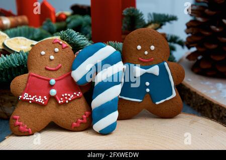 Pain d'épice de Noël en forme d'hommes joyeux. Arbre de Noël en arrière-plan. Banque D'Images