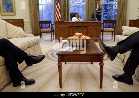 Les membres du personnel de la NSC sont assis dans le bureau ovale pendant qu'ils sont président Obama parle aux dirigeants étrangers 1/27/09.photo officielle de la Maison Blanche par Pete Souz Banque D'Images