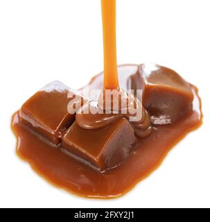 verser la sauce caramel maison sur des bonbons au caramel Banque D'Images