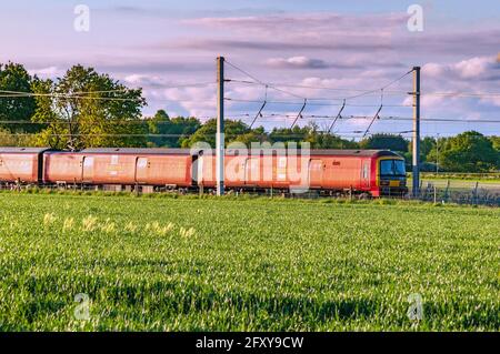 Train de courrier royal vu ici à Winwick sur la ligne principale de la côte ouest sous le soleil du début de la soirée. La classe 325 de British Rail est une double tension 4 voitures de 25 kV Banque D'Images