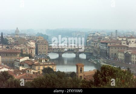 Ponte Vecchio à l'aube, Florence, Italie 1985 Banque D'Images
