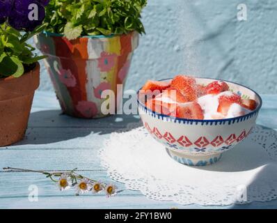 Bol de fraises frais arrosé de sucre Banque D'Images