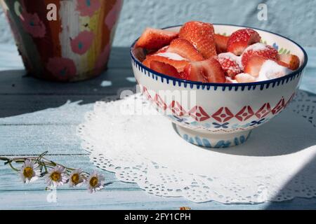 Bol de fraises frais arrosé de sucre Banque D'Images