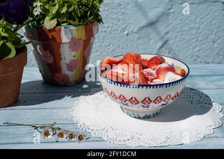 Bol de fraises frais arrosé de sucre Banque D'Images