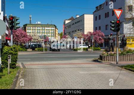 Allemagne, Oberhausen, Oberhausen-Osterfeld, région de la Ruhr, Basse-Rhin, Rhénanie-du-Nord-Westphalie, NRW, vue sur la rue Bottrop dans la rue Gildenstrasse, maisons résidentielles et bâtiments d'affaires Banque D'Images