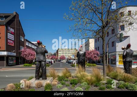 Allemagne, Oberhausen, Oberhausen-Osterfeld, région de la Ruhr, Basse-Rhin, Rhénanie-du-Nord-Westphalie, NRW, vue sur la rue Bottrop dans la rue Gildenstrasse, maisons résidentielles et bâtiments d'affaires, figures de mineurs Banque D'Images