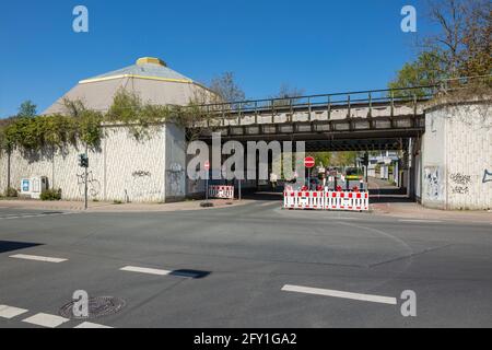 Allemagne, Oberhausen, Oberhausen-Osterfeld, région de la Ruhr, Basse-Rhin, Rhénanie-du-Nord-Westphalie, NRW, pont ferroviaire nommé Osterfeld Mousehole, barrière du site, derrière le dôme du jardin régional du NRW en 1999, OLGA Banque D'Images