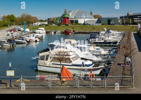 Allemagne, Oberhausen, Alt-Oberhausen, Oberhausen-Neue Mitte, région de Ruhr, Rhin inférieur, Rhénanie-du-Nord-Westphalie, NRW, Heinz Schleusser Marina, Port d'embarcation de plaisance au canal Rhin Herne, bateaux à moteur, derrière le parc aquatique, bain de baignade Banque D'Images