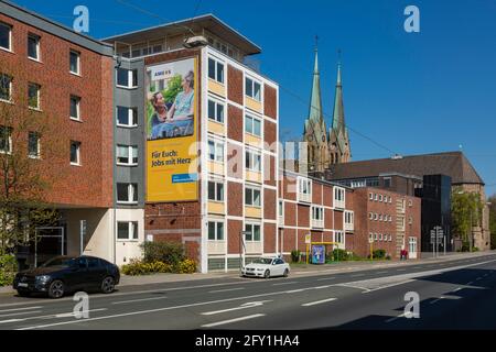 Allemagne, Oberhausen, Alt-Oberhausen, région de la Ruhr, Basse-Rhin, Rhénanie-du-Nord-Westphalie, NRW, Muelheimer Strasse, bâtiments résidentiels, Hôpital St Josef du KKO, Katholisches Klinikum Oberhausen, hôpital universitaire de l'université Duisburg-Essen, derrière l'église paroissiale catholique Saint-Marien Banque D'Images