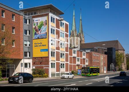 Allemagne, Oberhausen, Alt-Oberhausen, région de la Ruhr, Basse-Rhin, Rhénanie-du-Nord-Westphalie, NRW, Muelheimer Strasse, bâtiments résidentiels, Hôpital St Josef du KKO, Katholisches Klinikum Oberhausen, hôpital universitaire de l'université Duisburg-Essen, derrière l'église paroissiale catholique Saint-Marien Banque D'Images