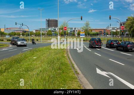 Allemagne, Oberhausen, Alt-Oberhausen, Oberhausen-Neue Mitte, région de Ruhr, Basse-Rhin, Rhénanie-du-Nord-Westphalie, NRW, carrefour Essener Strasse et Osterfelder Strasse, voitures et moto, derrière Arena, centre commercial Centro et salle d'exposition Gasometer Banque D'Images
