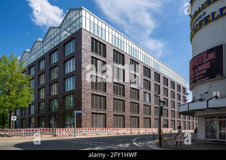 Allemagne, Oberhausen, Alt-Oberhausen, région de la Ruhr, Basse-Rhin, Rhénanie-du-Nord-Westphalie, NRW, Jobcentre avec serre sur le housetop, agence pour l'emploi, brique et verre Banque D'Images